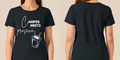 Camper Meets Prosecco – Damen Tailliertes T-Shirt Camping Vibes – Frontansicht