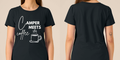 Camper Meets Coffee – Damen Tailliertes T-Shirt Camping Vibes – Frontansicht