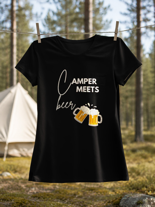 Camper Meets Beer – Damen Tailliertes T-Shirt Camping Vibes Black – Wäscheleine