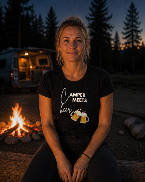 Camper Meets Beer – Damen Tailliertes T-Shirt Camping Vibes Black – Modell