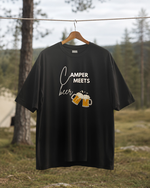 Camper Meets Beer – Unisex T-Shirt Camping Vibes Black – Rückansicht auf der Wäscheleine