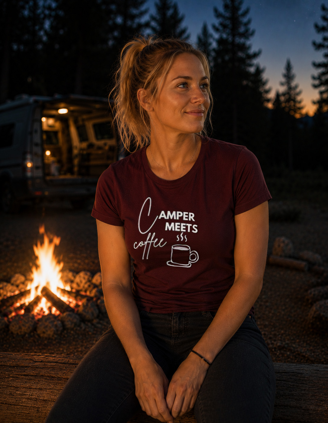 Camper Meets Coffee – Damen Tailliertes T-Shirt Camping Vibes Burgundy – Modell