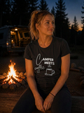 Camper Meets Coffee – Damen Tailliertes T-Shirt Camping Vibes Black – Modell