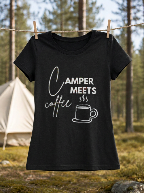 Camper Meets Coffee – Damen Tailliertes T-Shirt Camping Vibes Black – Wäscheleine