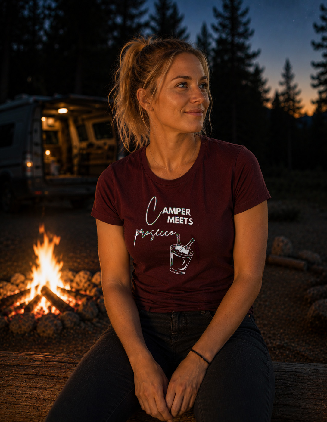 Camper Meets Prosecco – Damen Tailliertes T-Shirt Camping Vibes Burgundy – Modell