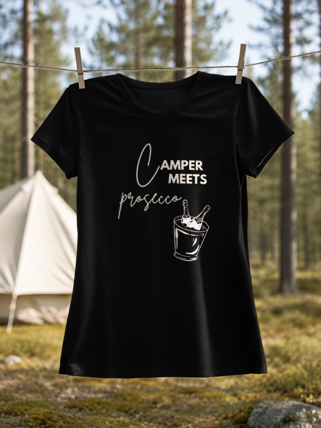 Camper Meets Prosecco – Damen Tailliertes T-Shirt Camping Vibes Black – Wäscheleine