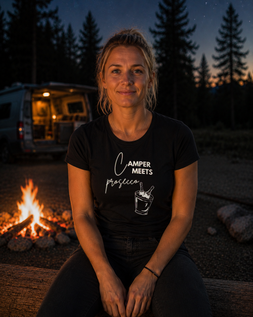 Camper Meets Prosecco – Damen Tailliertes T-Shirt Camping Vibes Black – Modell