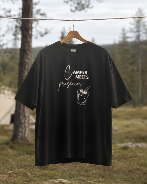 Camper Meets Prosecco – Unisex T-Shirt Camping Vibes Black – Rückansicht auf der Wäscheleine