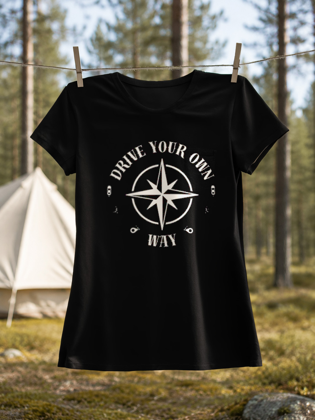 Drive Your Own Way – Damen Tailliertes T-Shirt Camping Vibes Black – Wäscheleine