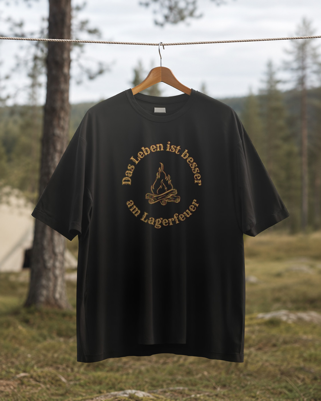 Das Leben ist besser am Lagerfeuer – Unisex T-Shirt Camping Vibes Black – Rückansicht auf der Wäscheleine