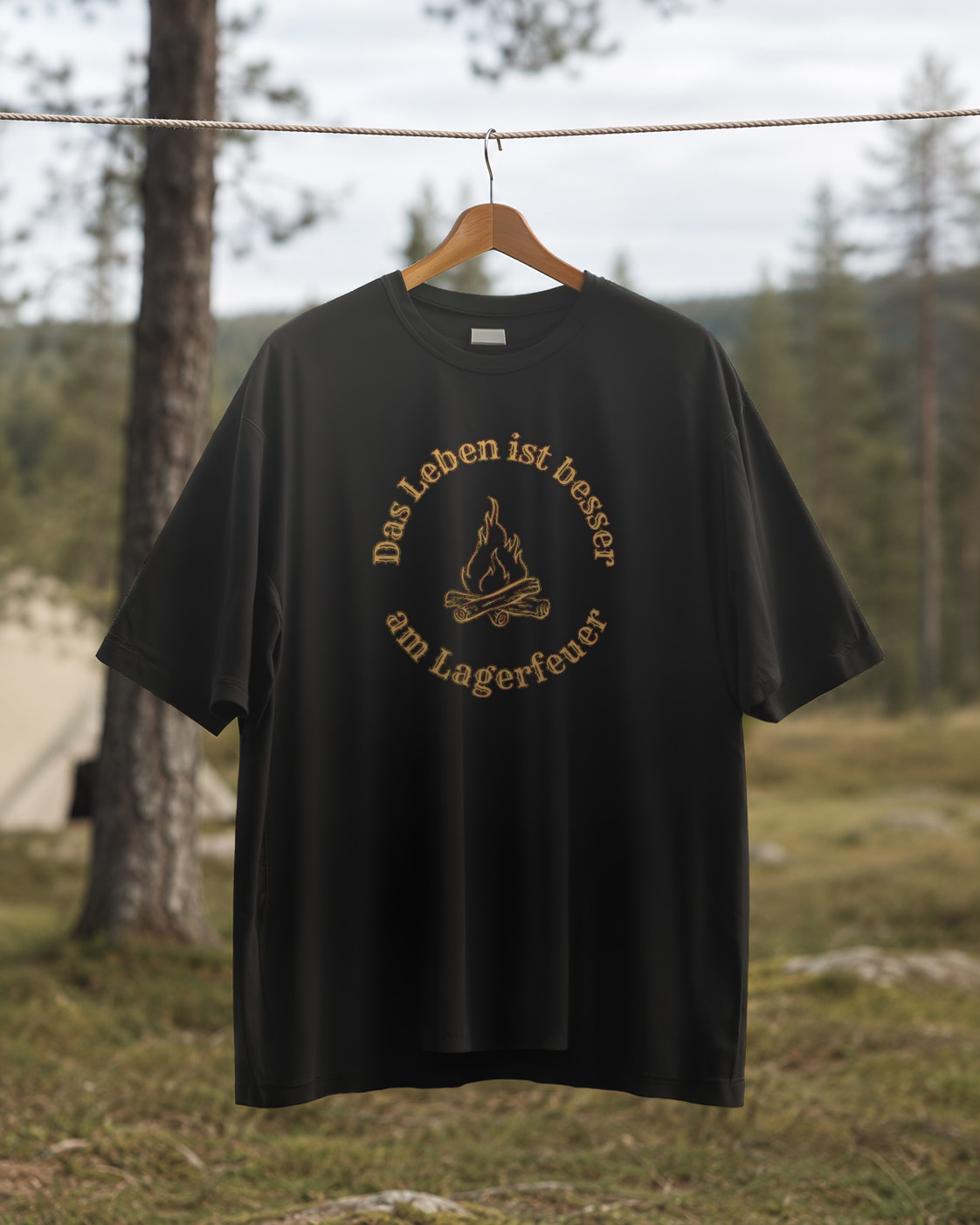 Das Leben ist besser am Lagerfeuer – Unisex T-Shirt Camping Vibes Black – Rückansicht auf der Wäscheleine