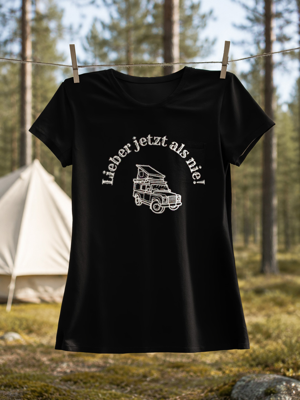 Lieber jetzt als nie – Damen Tailliertes T-Shirt Camping Vibes Black – Wäscheleine