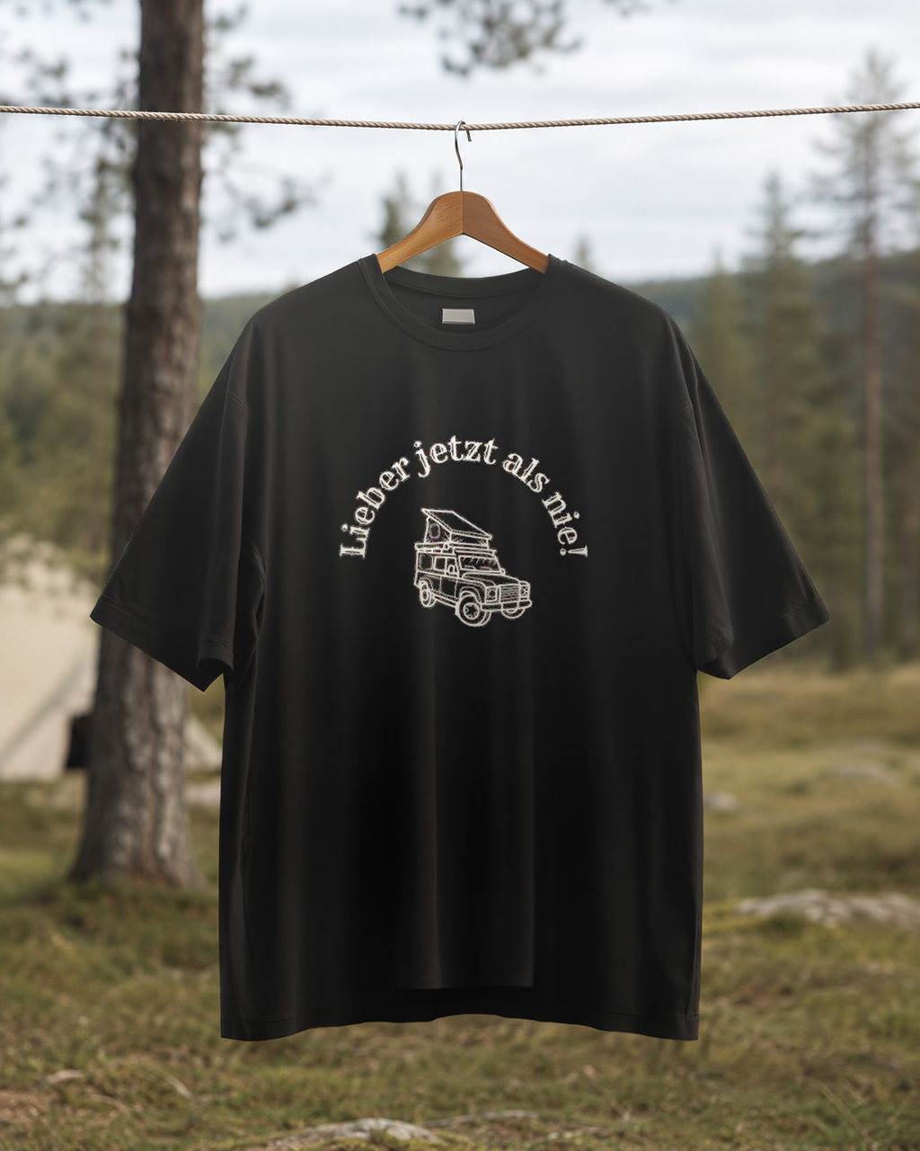 Lieber jetzt als nie – Unisex T-Shirt Camping Vibes Black – Rückansicht auf der Wäscheleine