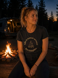 Life is Better Around the Campfire – Damen Tailliertes T-Shirt Camping Vibes Black – Modell